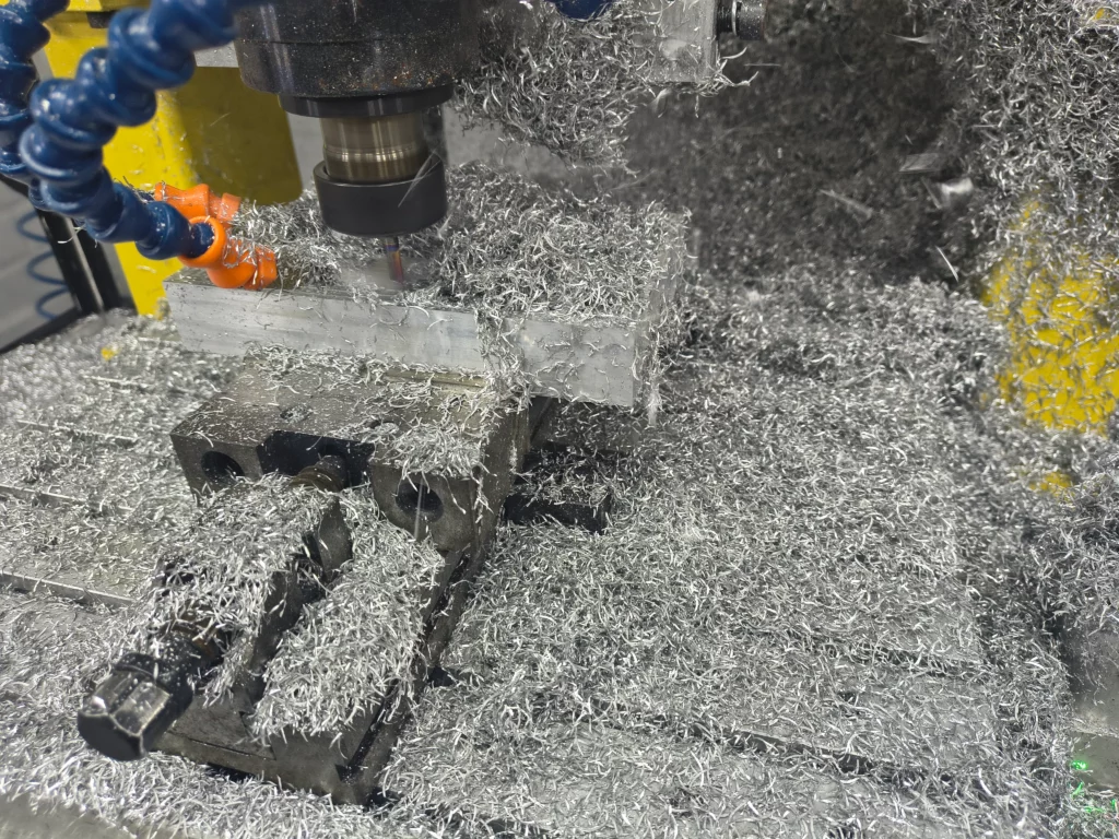 System sterowania frezarki CNC podczas obróbki